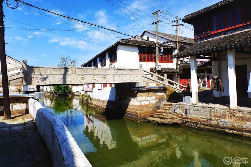一条金溪路和金溪路桥将金泽老街分为北区和南区金泽古镇位于上海市