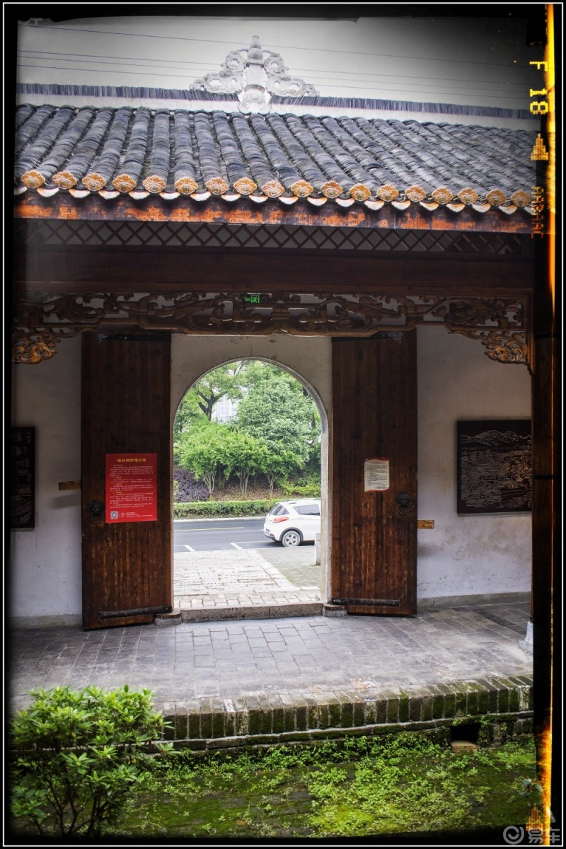 随游湘乡褚公祠