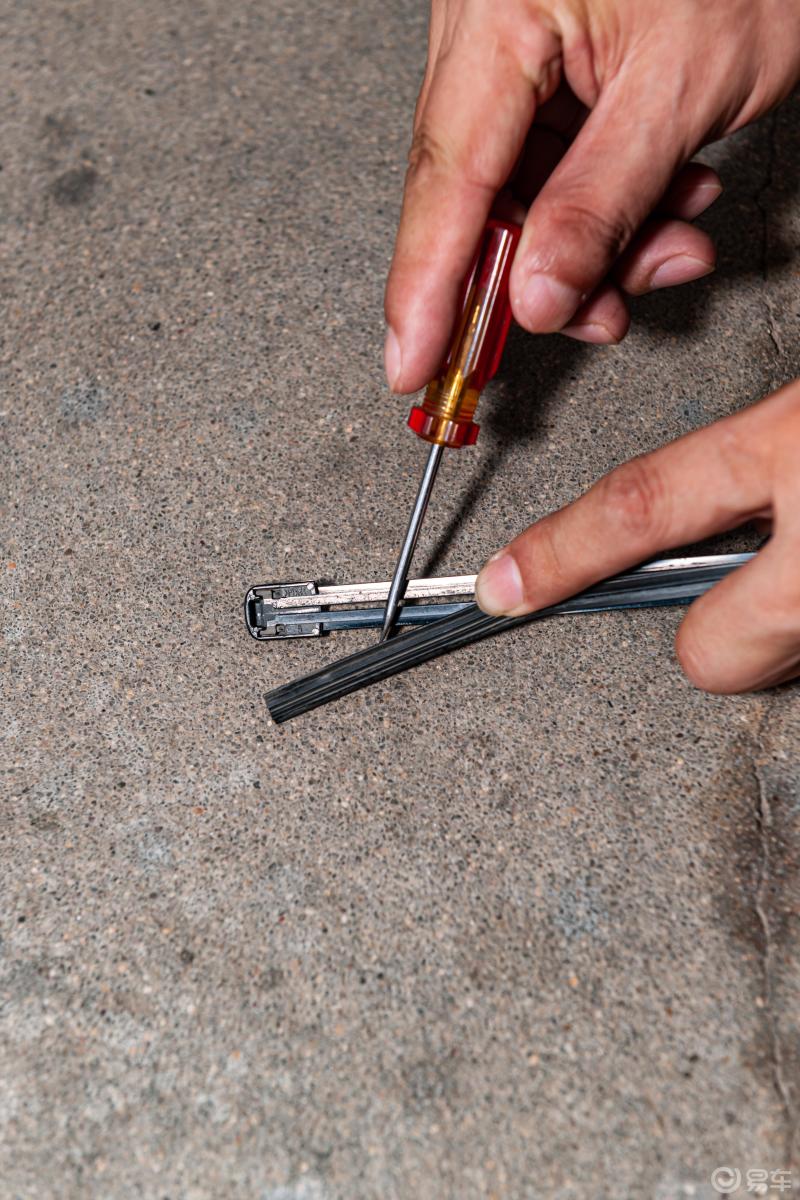 大美潇湘自己动手换雨刮胶条