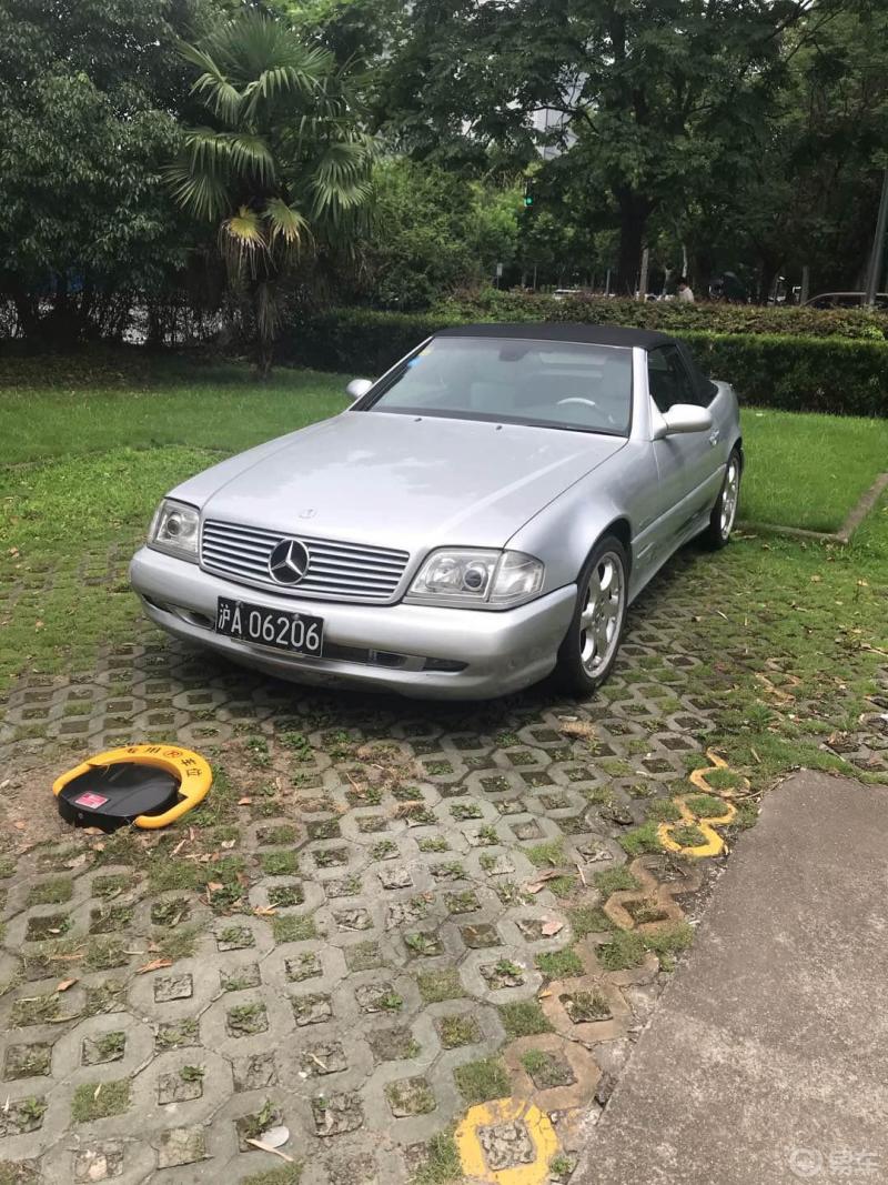 无意看到一辆老款奔驰