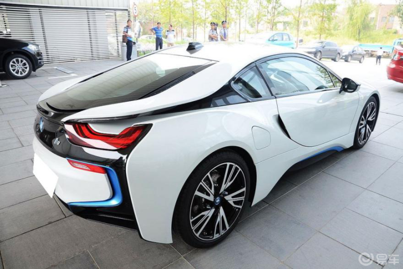 海蓝与纯白的交响曲宝马i8