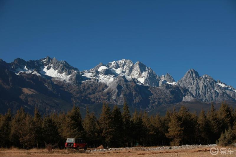 玉龍雪山腳下的風景在往雪山公路進景區方向途中會經過一個雪山遠景的