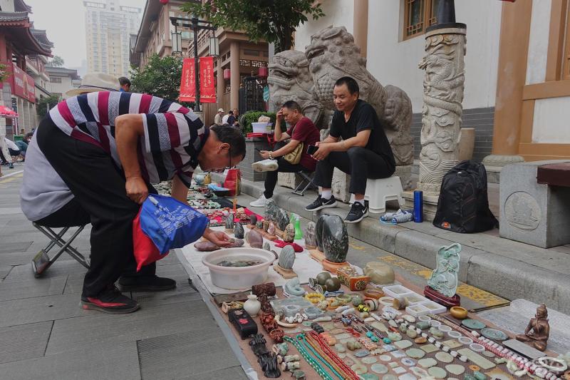 大唐西市地摊上的"老艺门"