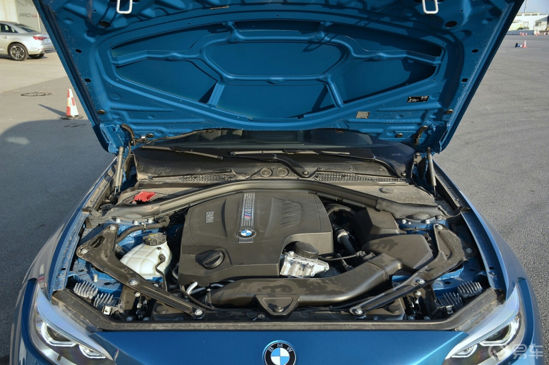 很多人问我,宝马m2发动机盖都没有隔音棉,那行驶噪音大不大?