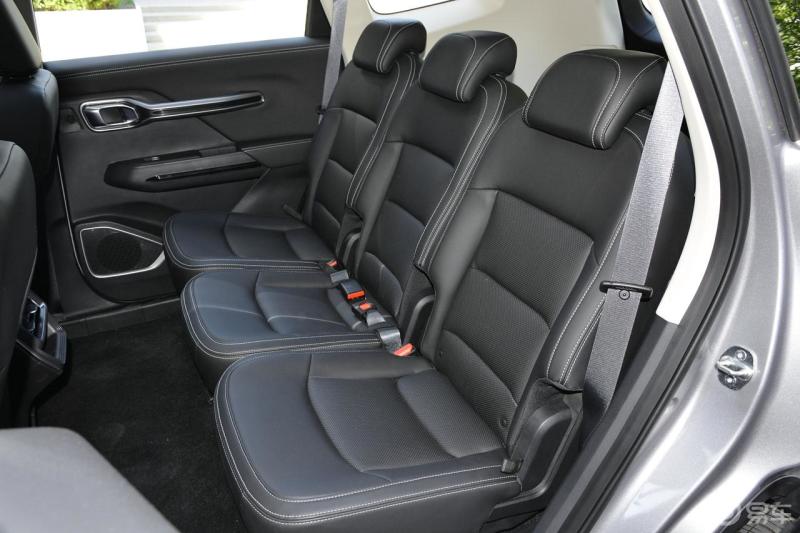 选择了吉利豪越最满意的就是大空间第二排和第三排的空间都非常宽敞