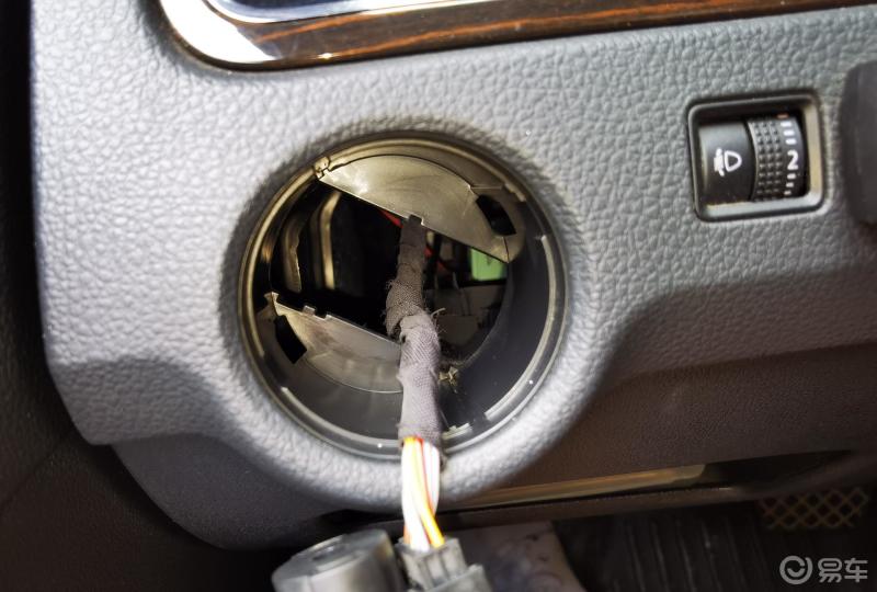 新桑塔纳大灯开关的拆法:开关拨至0位,向下按到底,然后旋转至1点钟