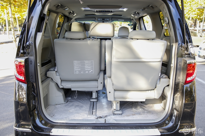 瑞风m5是移动的大沙发,后来自己去看车才发现果真如此,车内空间很大