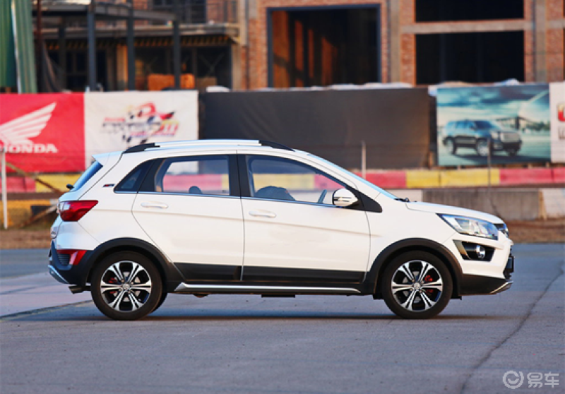 绅宝x25的外观设计十分时尚,全车采用了很多平直的线条,给车身赋予了