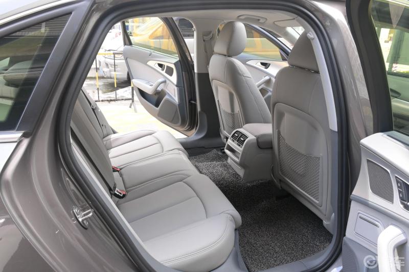 奥迪a6空间还是比较充足的车子,如果前排调得好的话,后排的空间还是