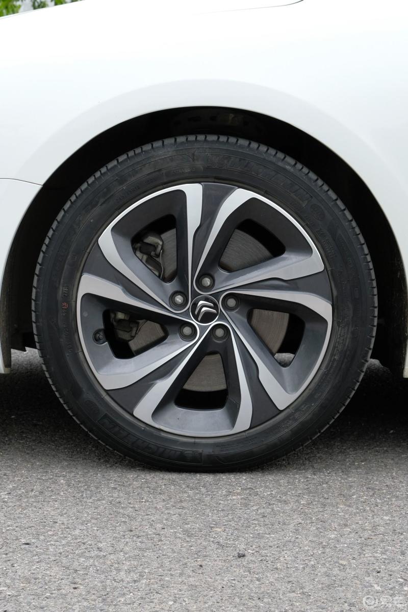 从颜色上来看,我看的是银灰色,这种颜色