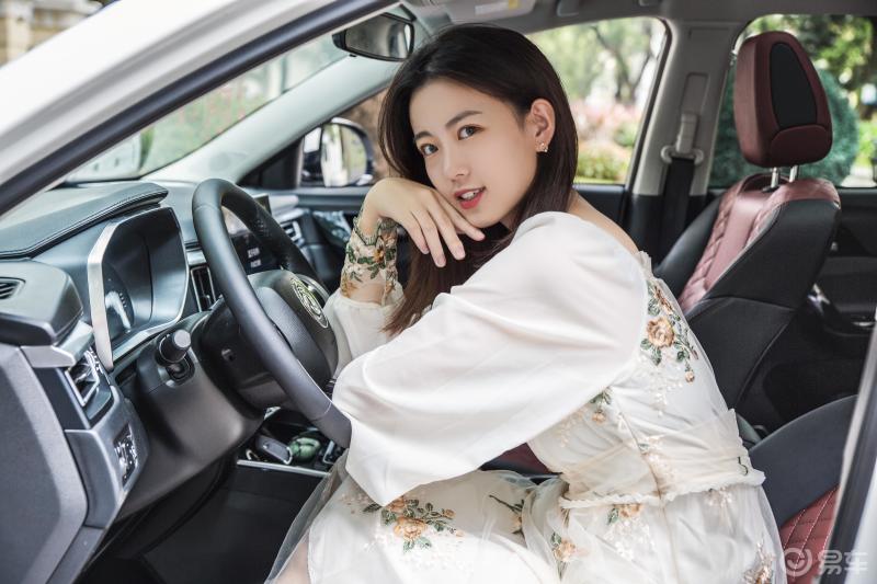 新婚小娇妻甜美出镜,8年爱情长跑开花结果