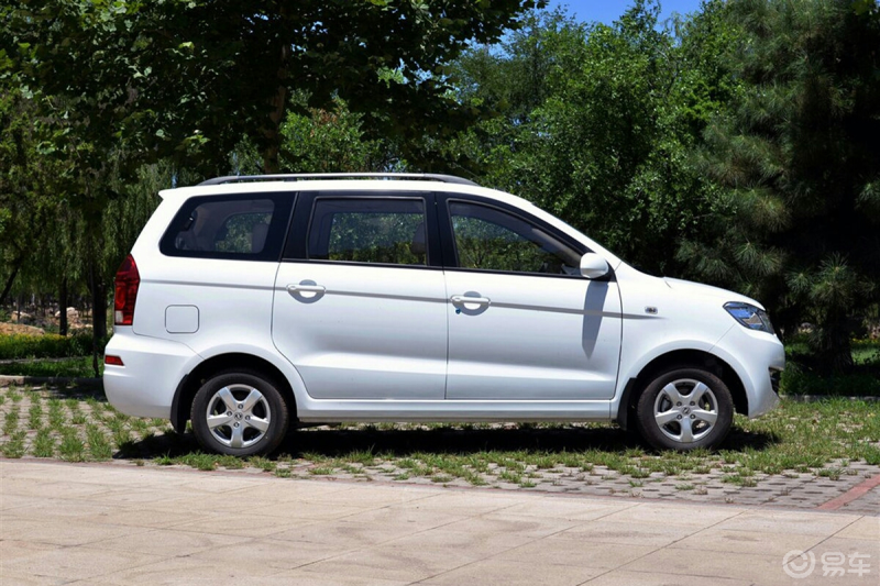 这车动力挺给力的,在买风光330时就觉得这车空间挺大的,但用了一段