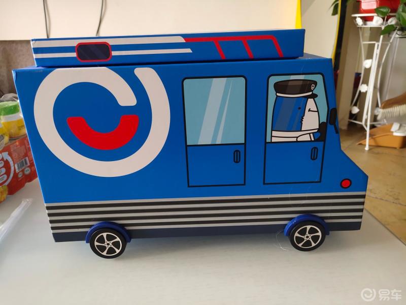 中秋佳节实习版主福利,易小鲨月饼礼盒很有创意的月饼礼盒,车顶拉开是