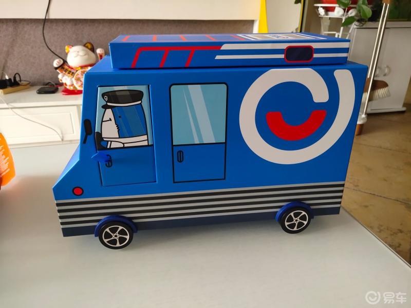 中秋佳节实习版主福利,易小鲨月饼礼盒很有创意的月饼礼盒,车顶拉开是