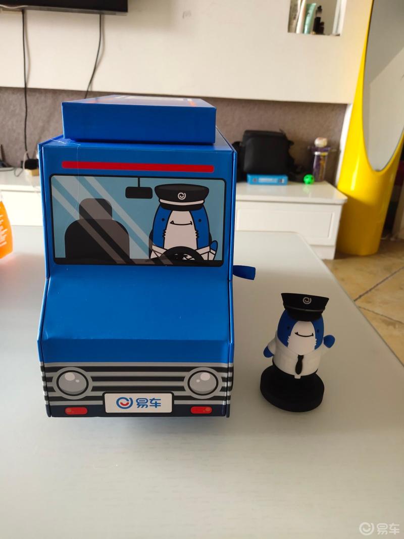 中秋佳节实习版主福利,易小鲨月饼礼盒很有创意的月饼礼盒,车顶拉开是