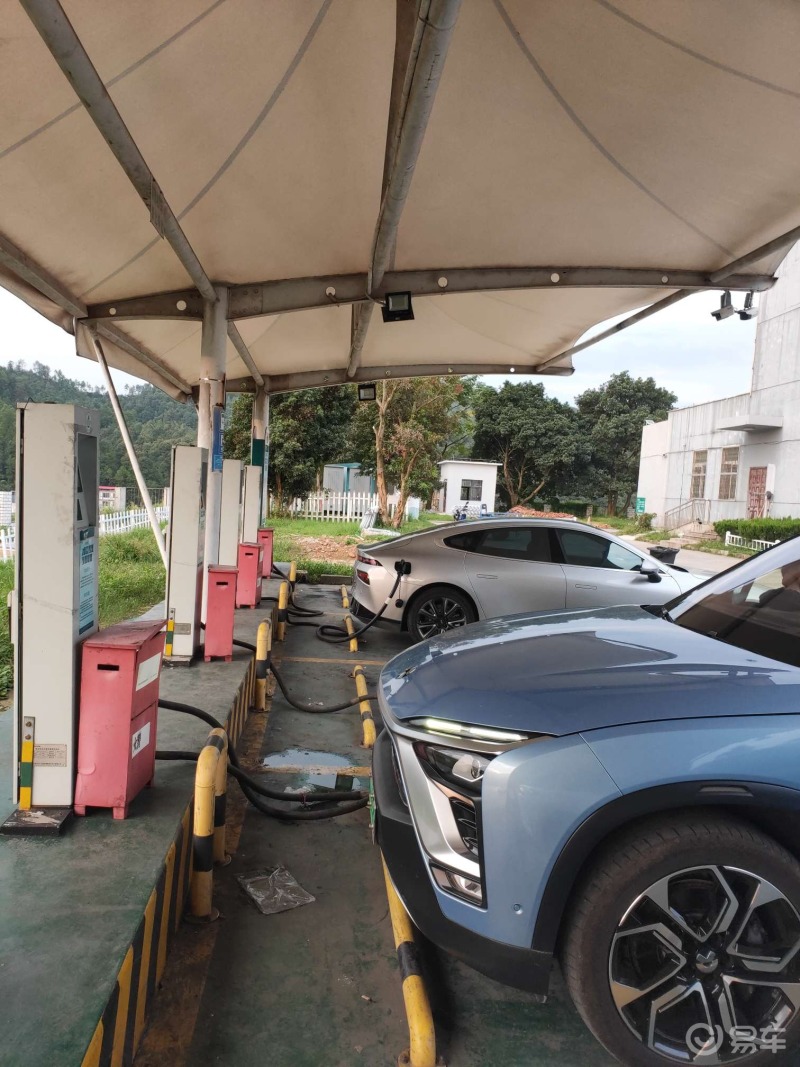 大广高速遂川服务区大庆方向环境不太好而且充电桩有些是坏的