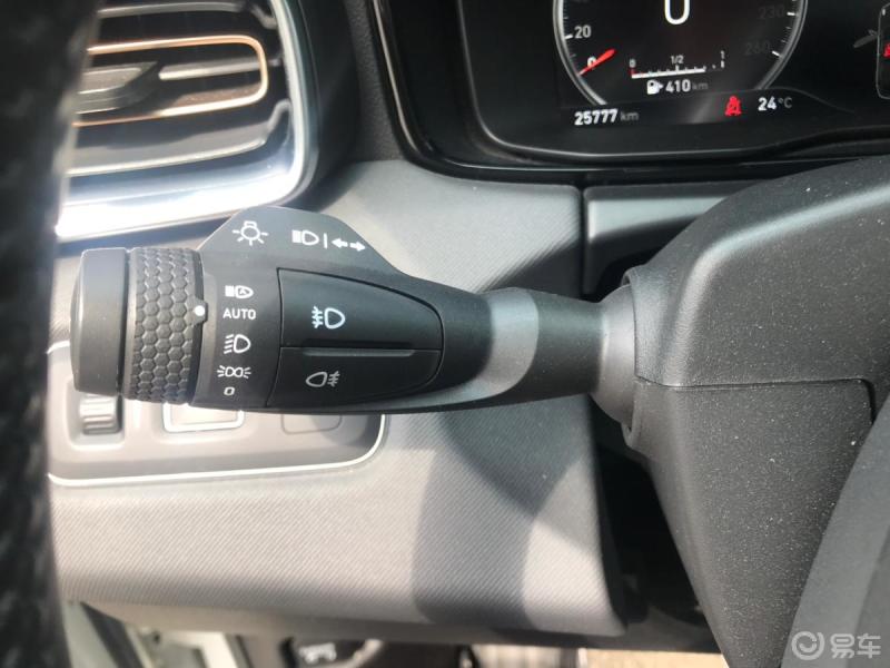 领克的灯光开关使用是拨杆式,而且还配有自动大灯,这