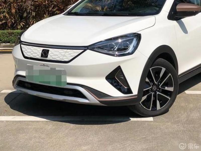 炫酷的,就拿外表来看,我开出去玩的时候,很多不太懂车的妹子看了思皓e