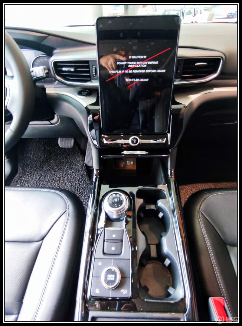 探险者作为一款美国车塑料件还是多中控界面的设计也是家族化没有什么