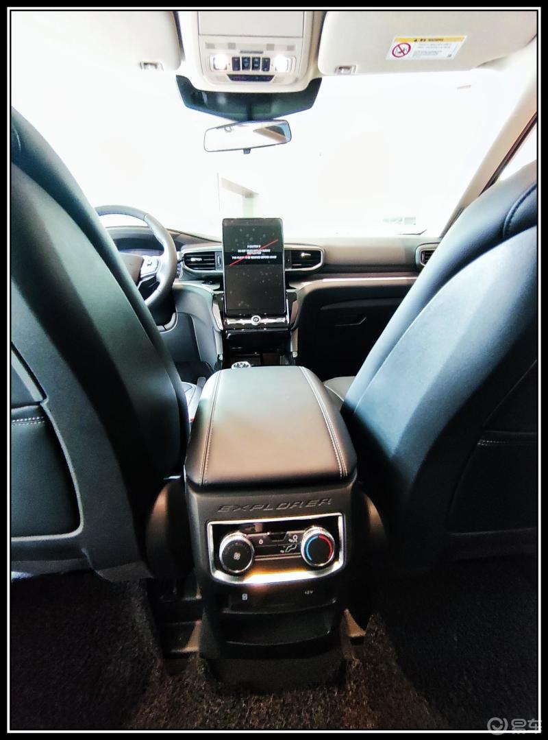 探险者作为一款美国车塑料件还是多中控界面的设计也是家族化没有什么