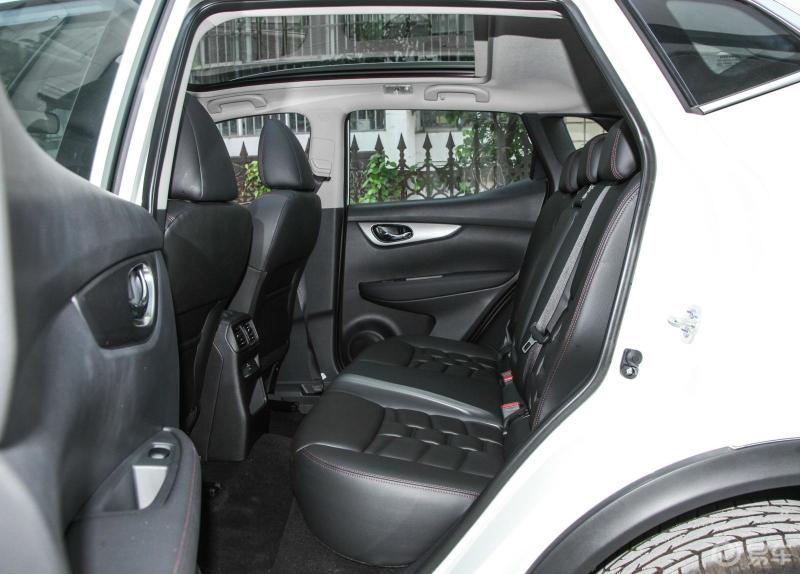 逍客的空间大不大我用我老爸来给大家评测一下吧我老爸身高一米七三坐