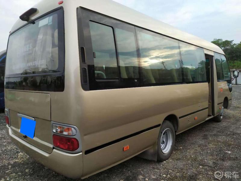 我这个人比较挑剔在店转了一圈能合眼缘的车不多这款金旅领特的实用性