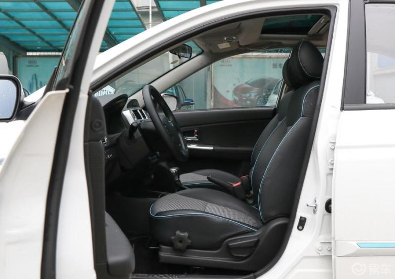 精美的内饰是很吸引人的华骐300e这款车内饰设计特别的用心最喜欢的就