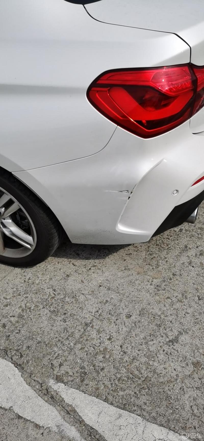 后保险杠被三轮车刮擦了一下,不知道4s的维修费是多少