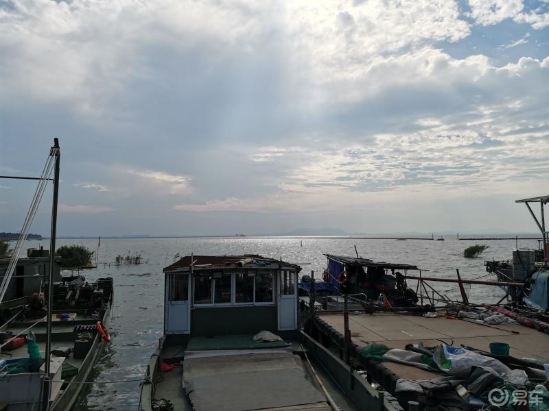 霸王游无锡华庄小溪桥是靠近太湖边的一处渔港码头渔民捕鱼的鱼获很多