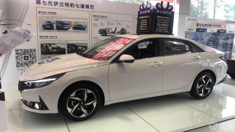 今天去4s店看了一下第七代伊兰特,白色真的太好看了,车身流线型优美