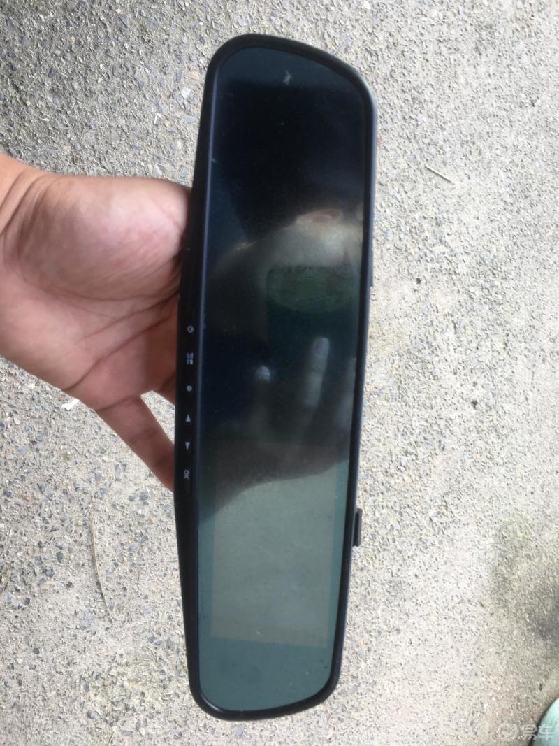 起初买车送的这款老式记录仪