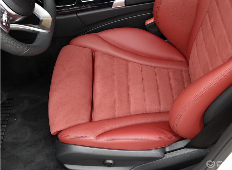 级这个座椅中间是绒面的设计以前的皮质的感觉夏天热冬天凉这样绒布的