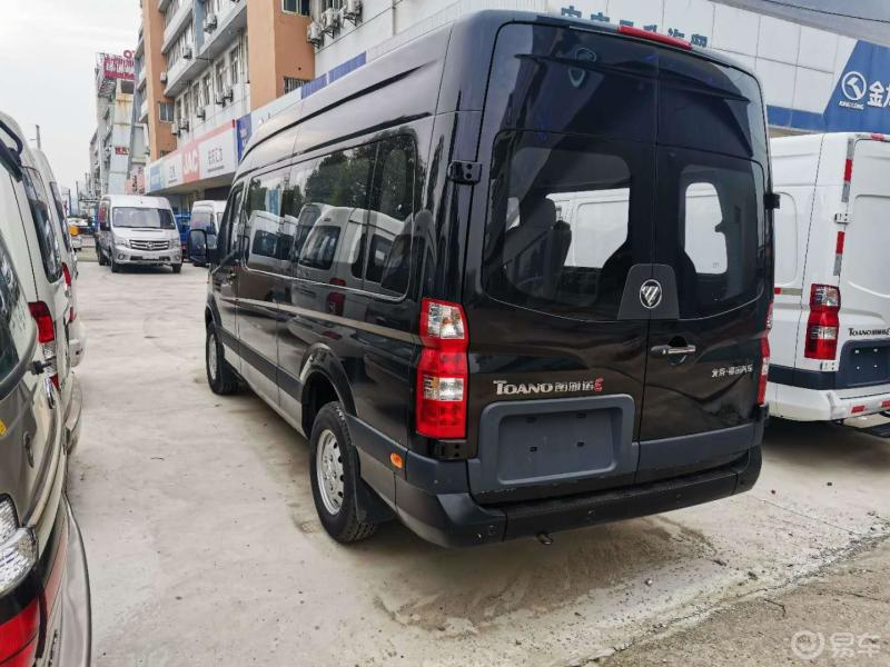 黑色图雅诺商务车展示图