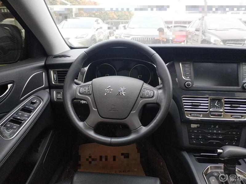 内饰设计上非常符合中国人驾驶习惯,红旗h7皮质的方向盘