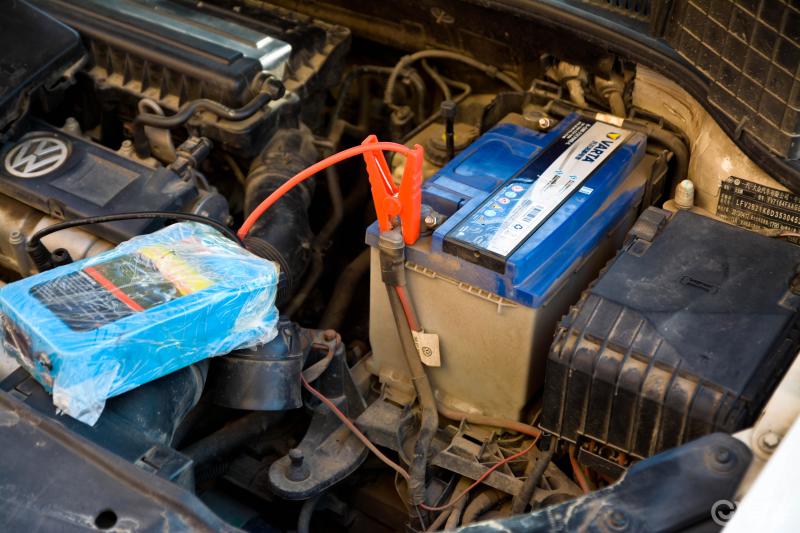 入冬为爱车高尔夫更换电瓶作业