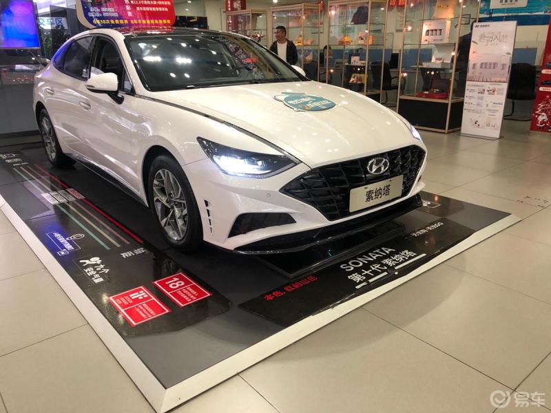 的第十代索纳塔,买了好几个月了,今天到港宏现代去保养,看了一下白色