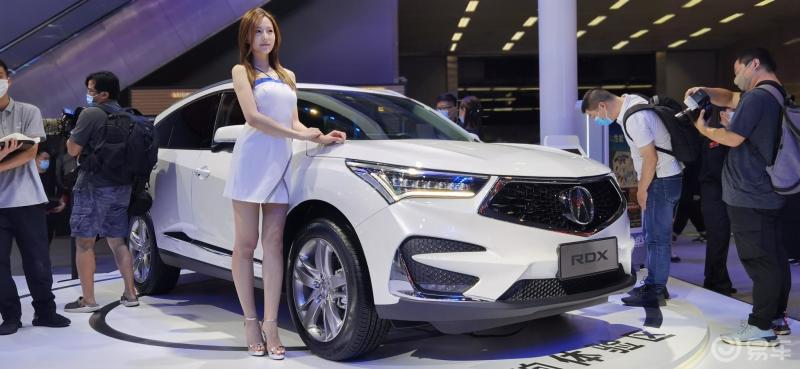 广汽讴歌展台的车模小姐姐非常的自信,展现各种美.车好人也漂亮!