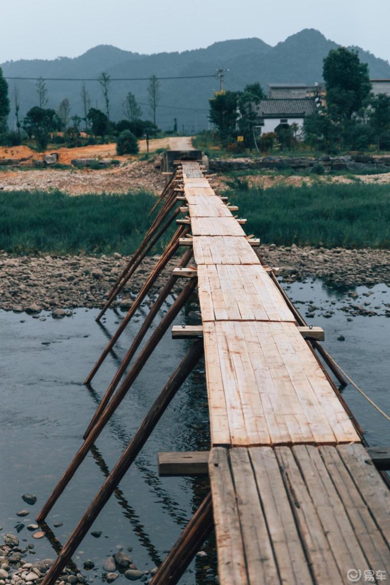"十里长街灯光通明,百停木筏不见水道"