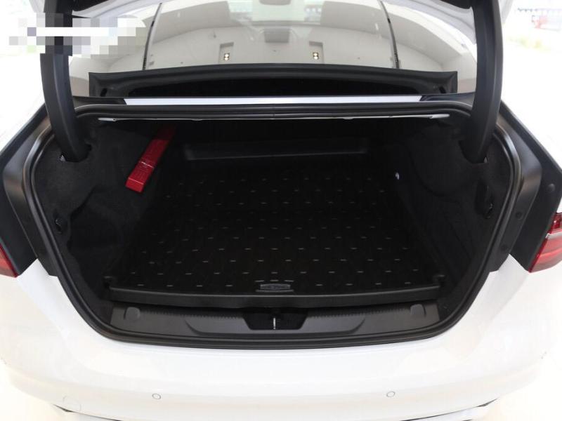 捷豹xel配置上少了无钥匙进入自动感应后备箱不过这些东西我觉得我都