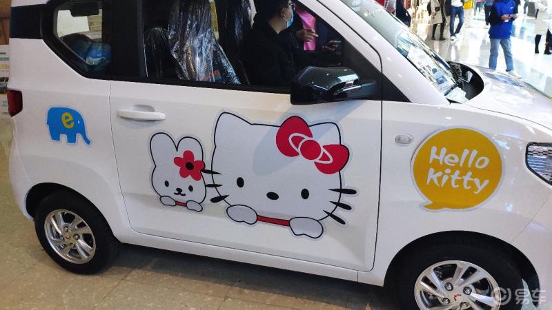 hellokitty版的宏光mini亮相中央大道的可乐音乐节_五菱宏光mini ev
