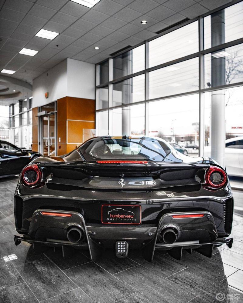 法拉利ferrari 488 pista,这款车采用的是树脂在车尾的地方很多