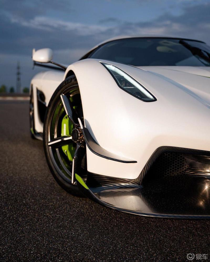 是由瑞典汽车制造商科尼赛格有限公司生产的中置引擎跑车