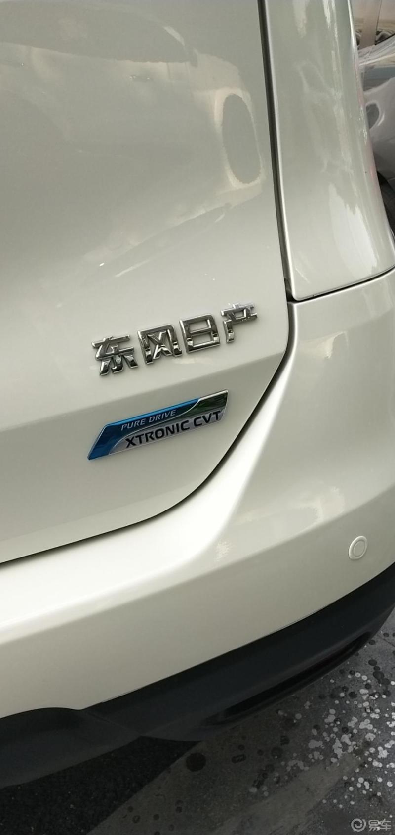 各位大佬们有没有知道奇骏21款舒适版为什么有些车有一个标志有的又没