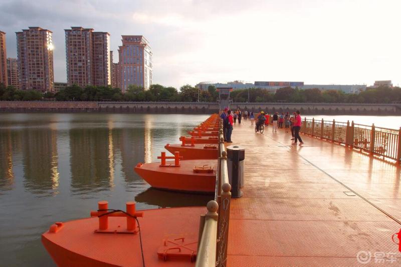 梅州浮桥是连接市区梅江两岸亲水公园和归读公园的观光人行桥浮桥全长