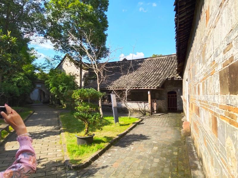 大邑刘氏地主庄园位于大邑县安仁镇属于四川省成都市的西北郊距市区52