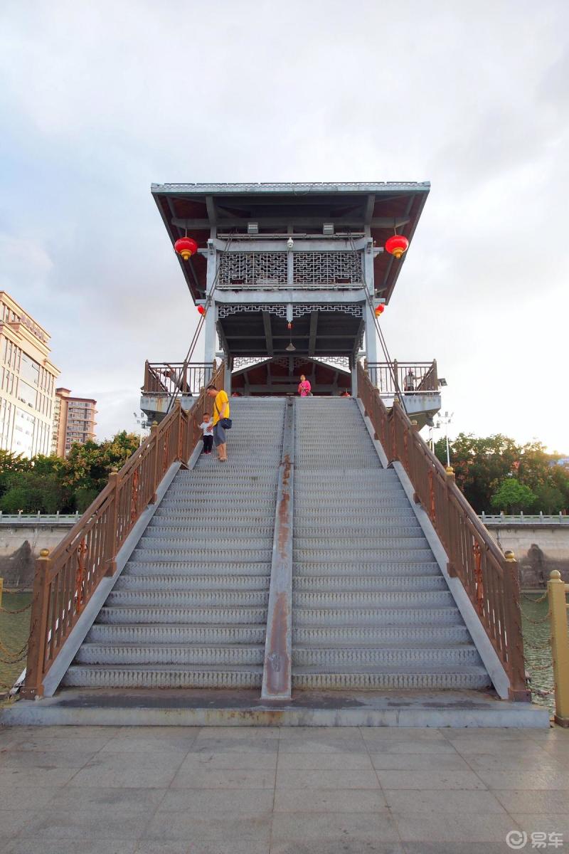 梅州浮桥是连接市区梅江两岸亲水公园和归读公园的观光人行桥.