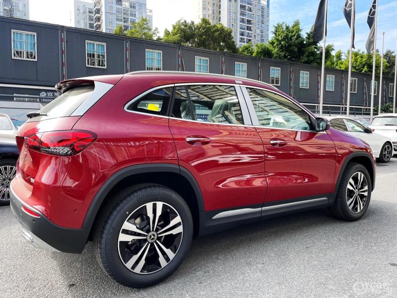 这样的奔驰红,你爱了吗?