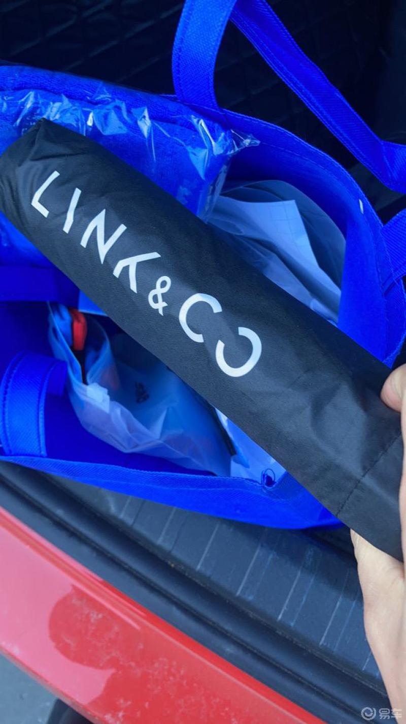 下雨天有易车的袜子领克的雨伞一早跑去做核酸那感觉爽歪歪