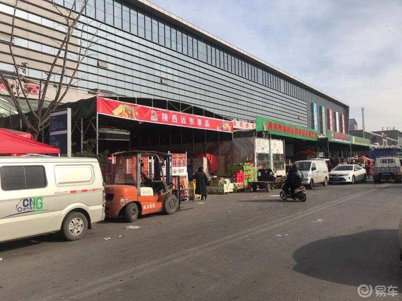 今天来西安未央区尚苑路雨润水果批发市场,春节将至,市场热闹非凡,有