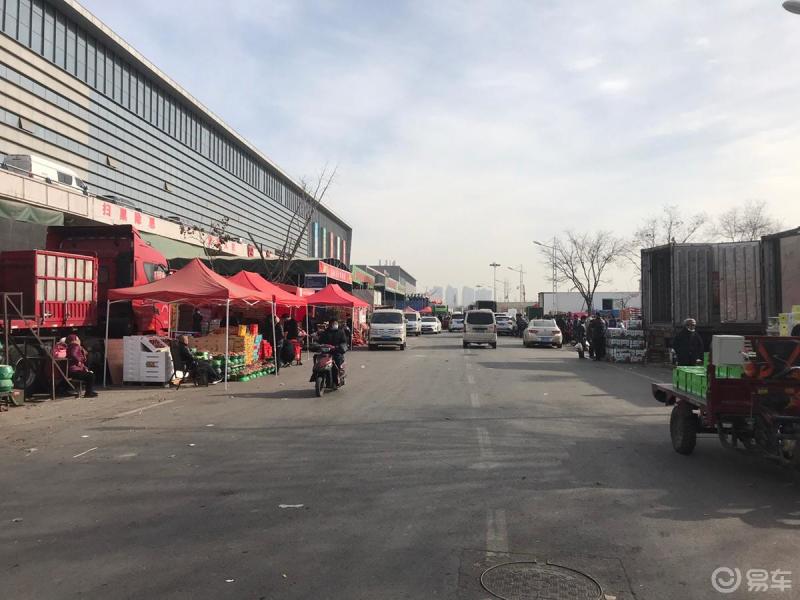 今天来西安未央区尚苑路雨润水果批发市场,春节将至,市场热闹非凡,有